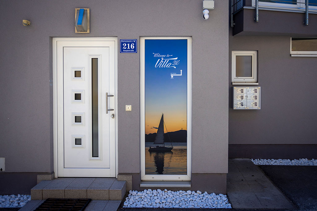 Eingang der Villa 216 mit blauem Hausnummernschild