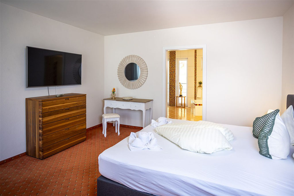Familienzimmer mit Schminkecke und Blick zum Badezimmer