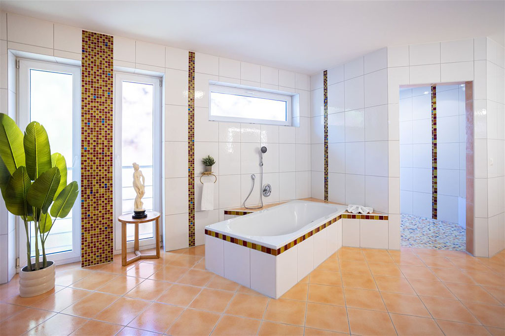 Großzügiges Badezimmer mit Badewanne