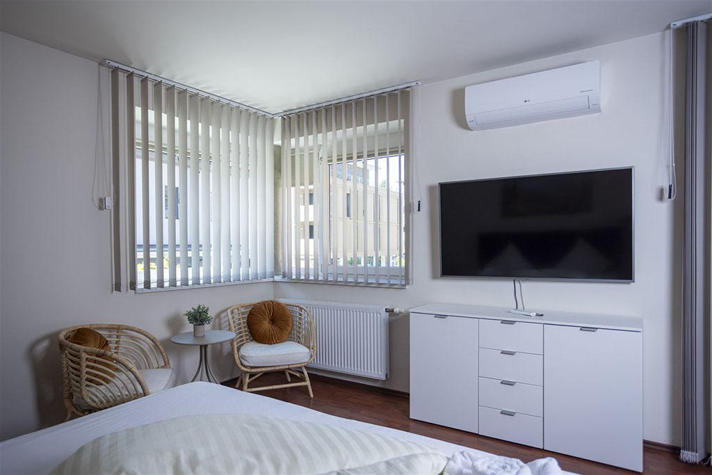 Sitzecke und Ausstattung im Apartment Mediterranea