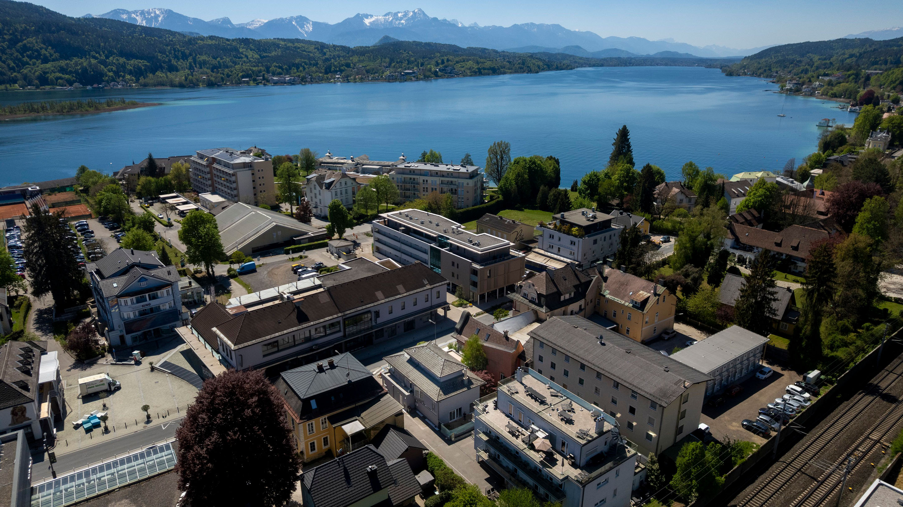 Drohnenaufnahme von Pörtschach und dem Wörthersee